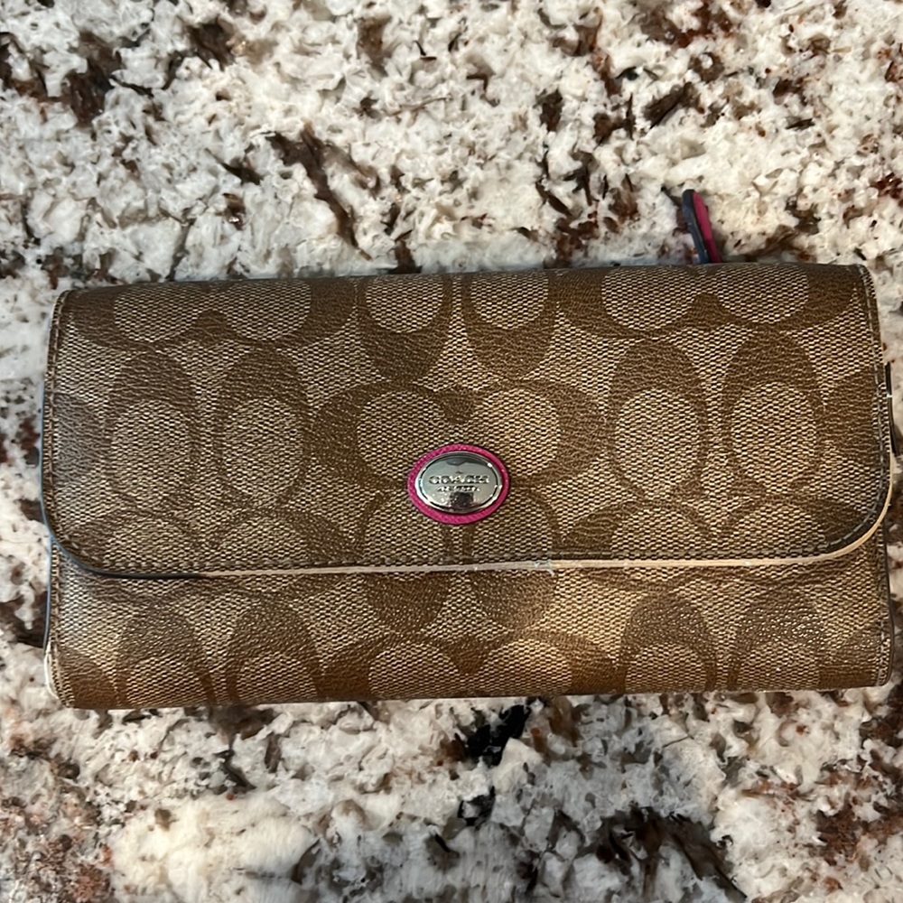 Coach full size wallet🌸 In pre owned condition. Please see photos for details.